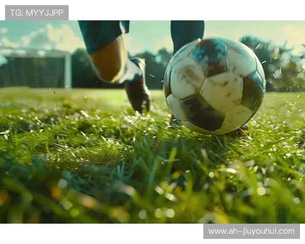 《足球裁判:从场上决策到精神象征的全方位探索与挑战》 《足球裁判:从场上决策到精神象征的全方位探索与挑战》